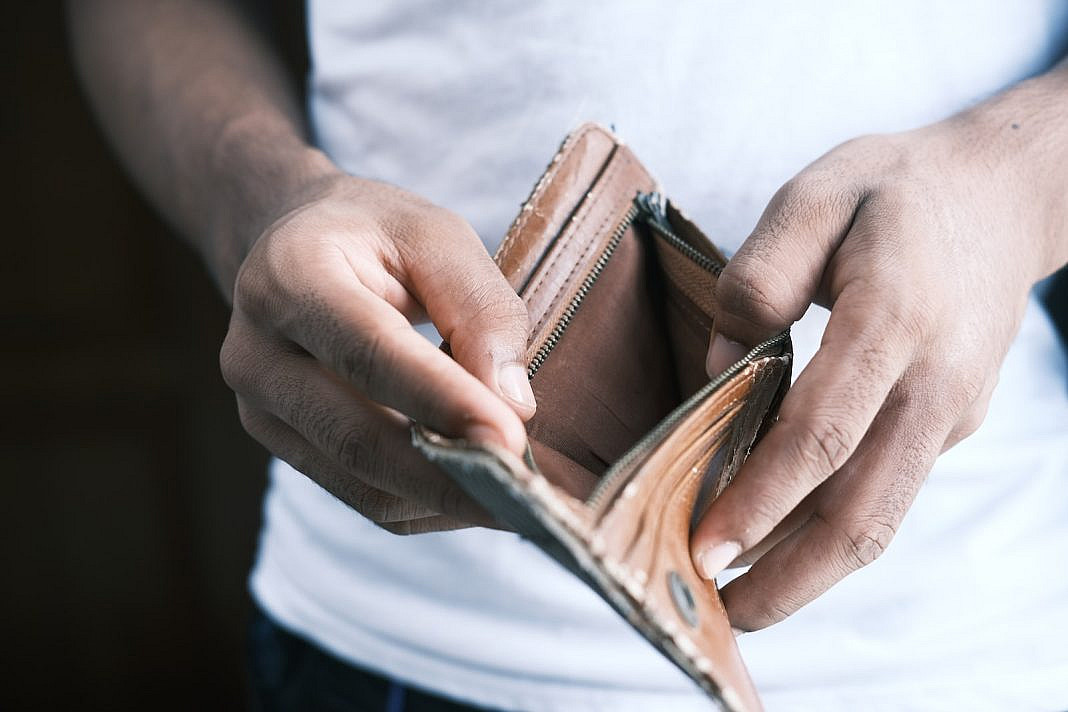 Foto von Towfiqu barbhuiya person holding brown leather bifold wallet
