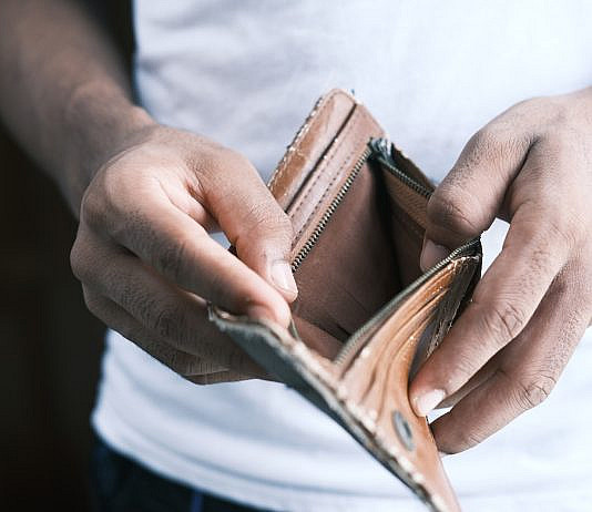 Schnellkredit für Arbeitslose person holding brown leather bifold wallet