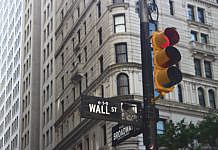 Aktien: Eine Einführung traffic lights near white concrete building during day time