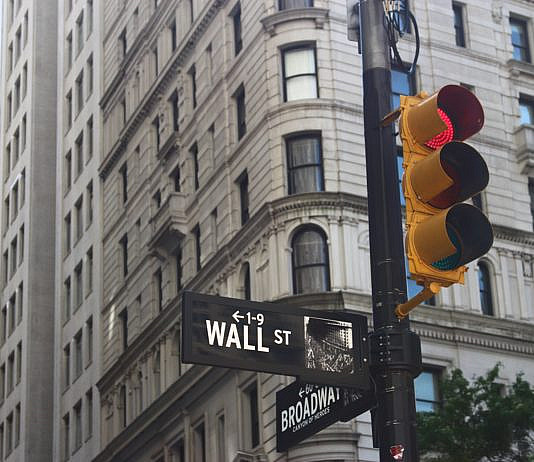Aktien: Eine Einführung traffic lights near white concrete building during day time
