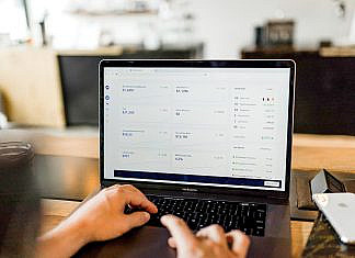 Onlinekredit mit Sofortzusage person using MacBook pro