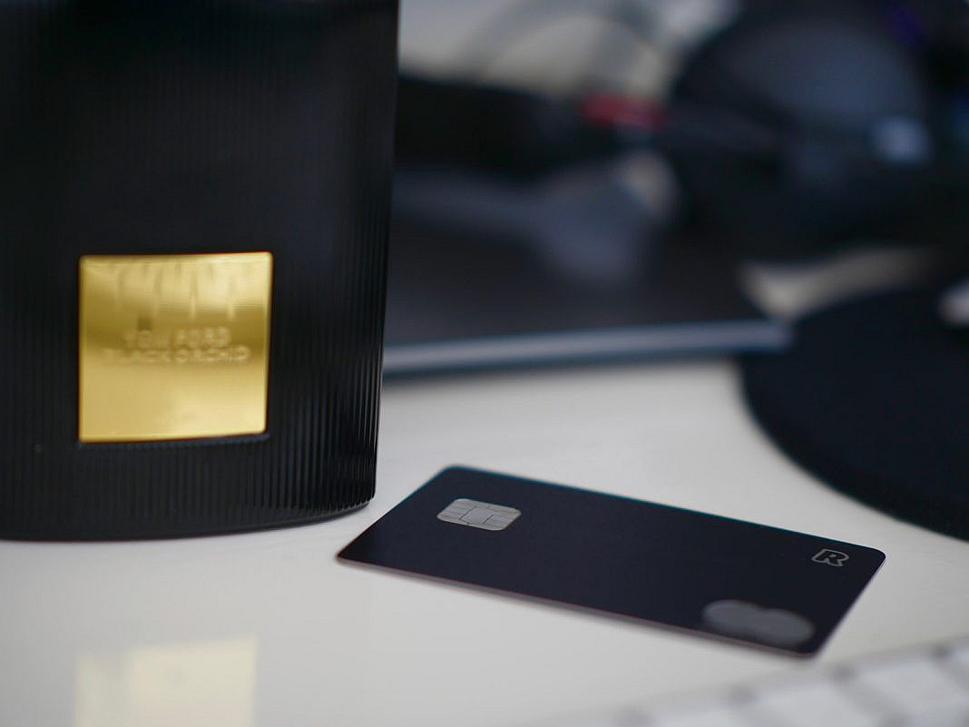 Foto von Kaysha selective focus photography of black card on white table