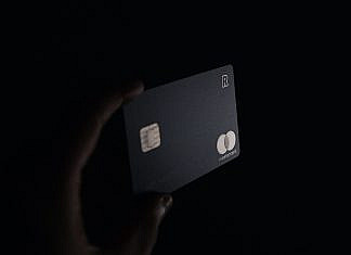 Günstige Kredite für Selbständige person holding black card