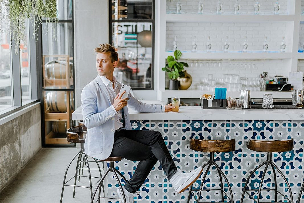 Foto von Austin Distel man sitting on stool