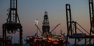 Rohstoffe: Grundlagen, Chancen, Risiken & Praxis red and black metal tower during sunset