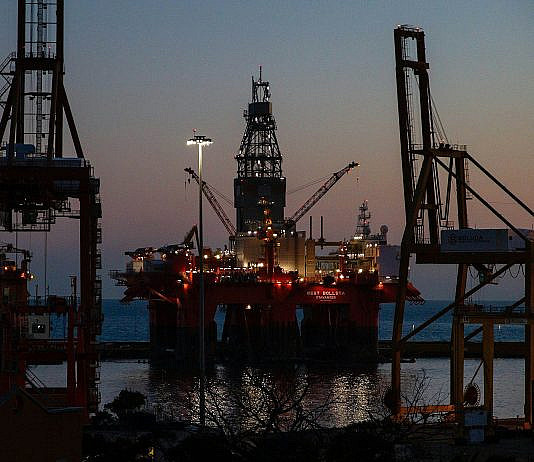 Rohstoffe: Grundlagen, Chancen, Risiken & Praxis red and black metal tower during sunset