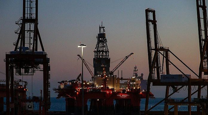 Rohstoffe: Grundlagen, Chancen, Risiken & Praxis red and black metal tower during sunset