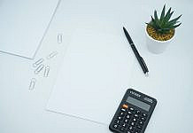 ETFs: Grundlagen, Chancen, Risiken & Praxis black calculator beside black pen on white printer paper