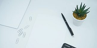 ETFs: Grundlagen, Chancen, Risiken & Praxis black calculator beside black pen on white printer paper