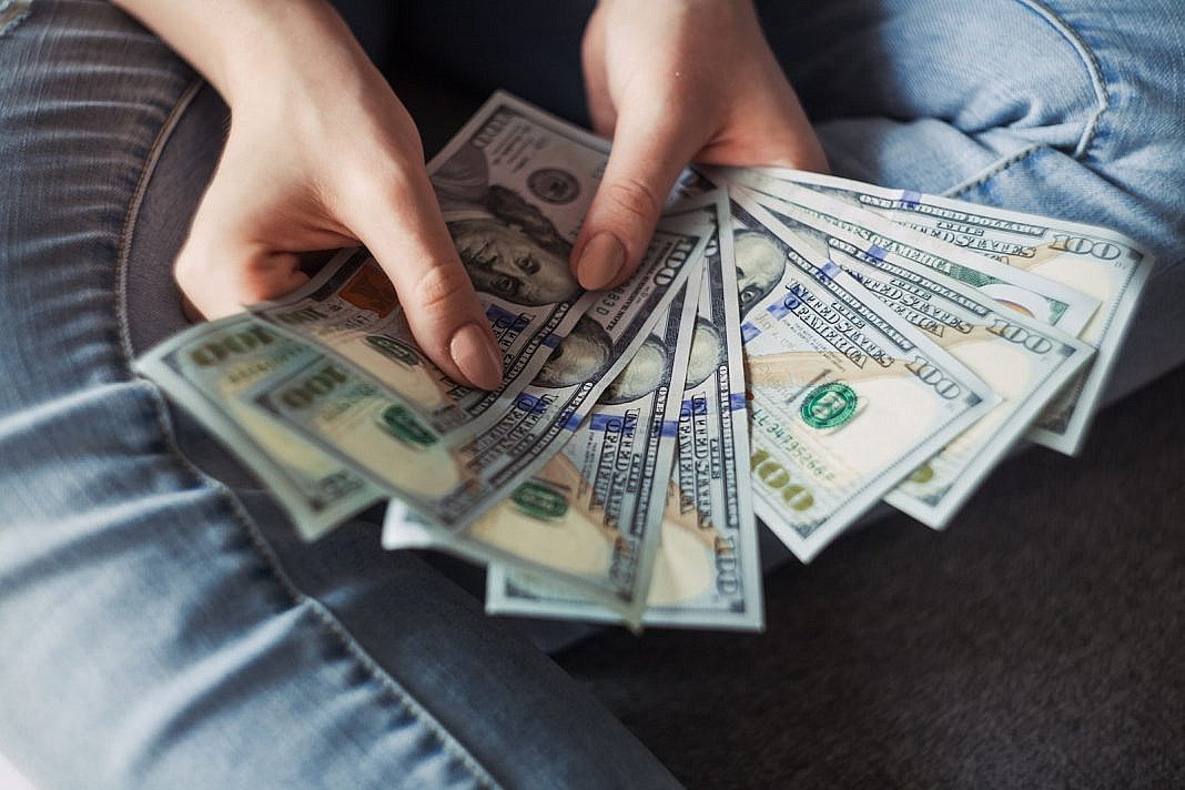 Foto von Alexander Mils fan of 100 U.S. dollar banknotes