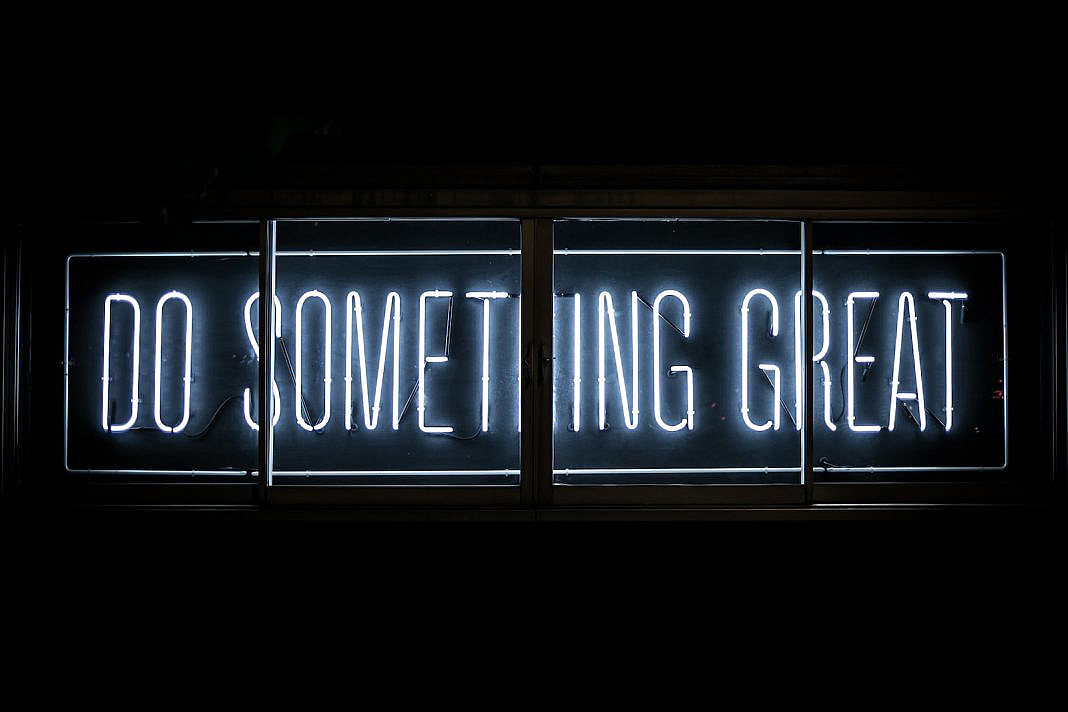 Foto von Clark Tibbs Do Something Great neon sign