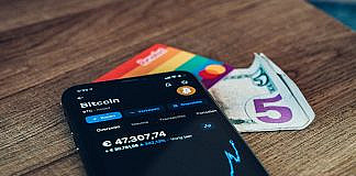 Krypto: Grundlagen, Chancen, Risiken & Praxis black samsung android smartphone on brown wooden table