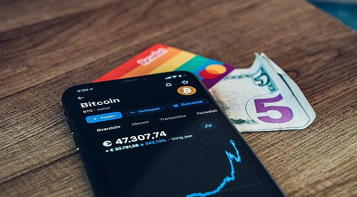 Krypto: Grundlagen, Chancen, Risiken & Praxis black samsung android smartphone on brown wooden table