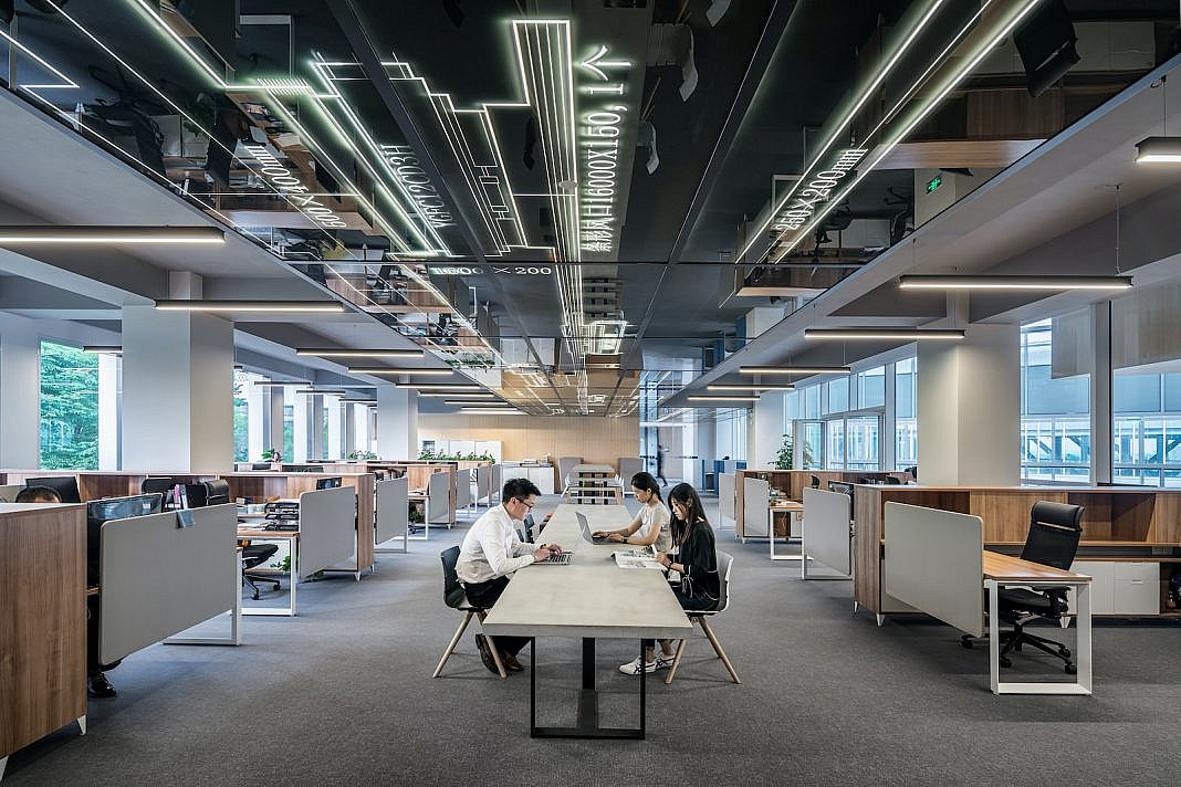 Foto von LYCS Architecture man and woman sitting on table
