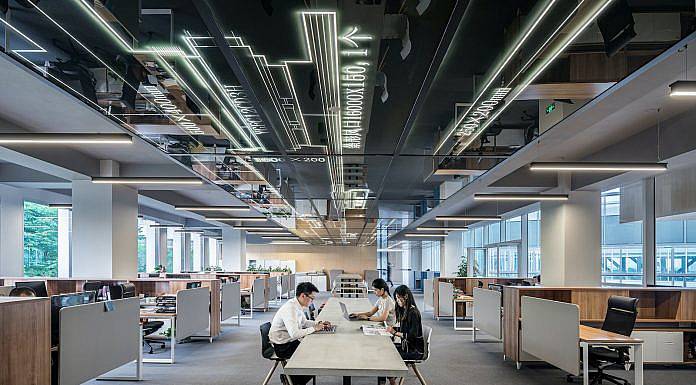 Kann man eine Direktversicherung kündigen? man and woman sitting on table