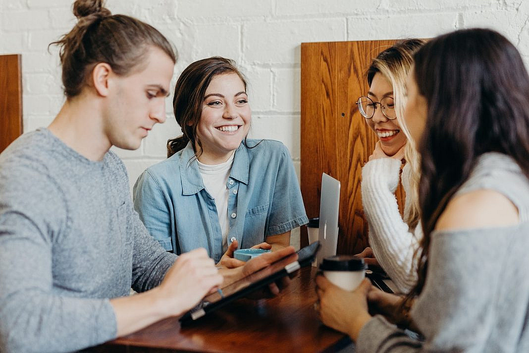 Foto von Brooke Cagle A group of friends at a coffee shop