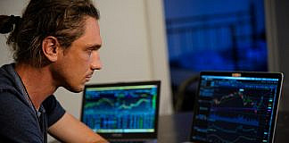 Aktien: Grundlagen, Chancen, Risiken & Praxis man sitting in front of the MacBook Pro