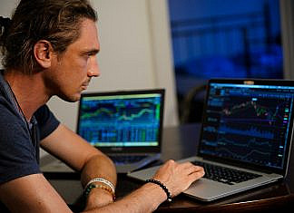 Aktien: Grundlagen, Chancen, Risiken & Praxis man sitting in front of the MacBook Pro