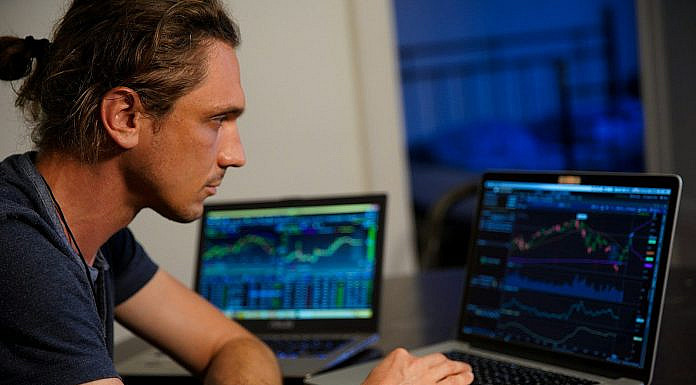 Aktien: Grundlagen, Chancen, Risiken & Praxis man sitting in front of the MacBook Pro