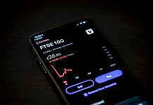 Risiko & Volatilität: Grundlagen, Chancen, Risiken & Praxis black android smartphone on brown wooden table