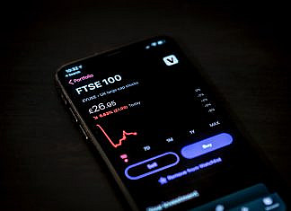 Risiko & Volatilität: Grundlagen, Chancen, Risiken & Praxis black android smartphone on brown wooden table