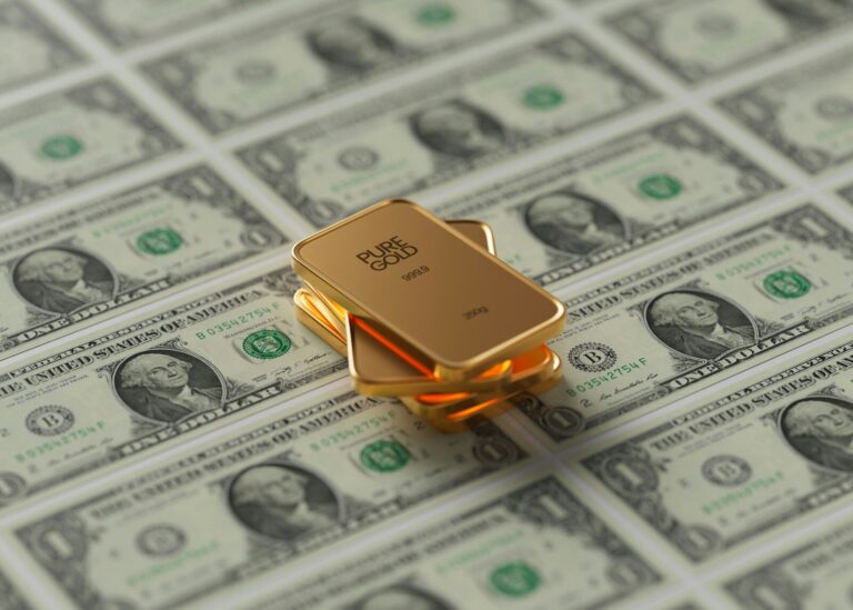 Gold/ Edelmetalle Volatilität bei Edelmetallen a gold bar sitting on top of a pile of money