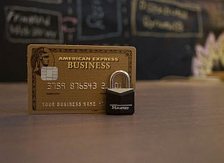 Ratenkredit mit 120 Monaten Laufzeit closeup photo of American Express Business card on brown surface